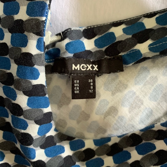 Sleeveless Blouse - Picture 3 of 4